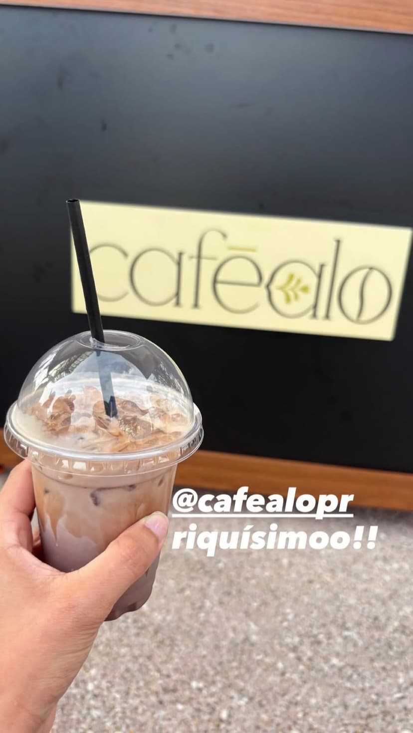 Iced latte de Caféalo frente al carrito