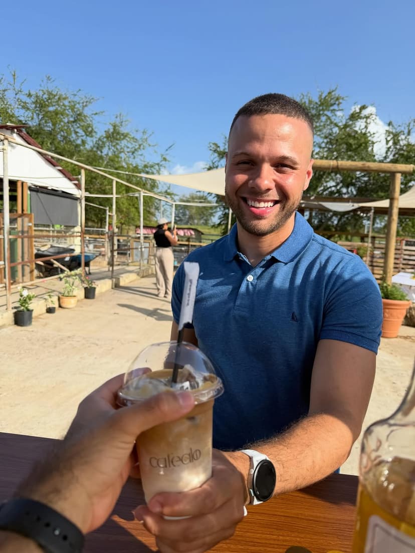 Invitado disfrutando una bebida fría de Caféalo