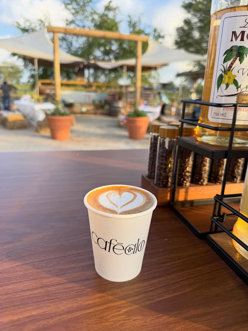 Latte de Caféalo con el evento de fondo