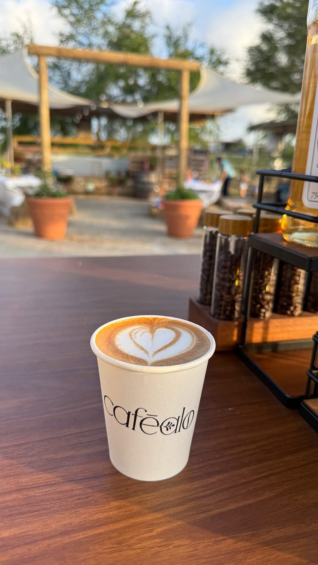 Latte con arte de corazón en vaso de Caféalo